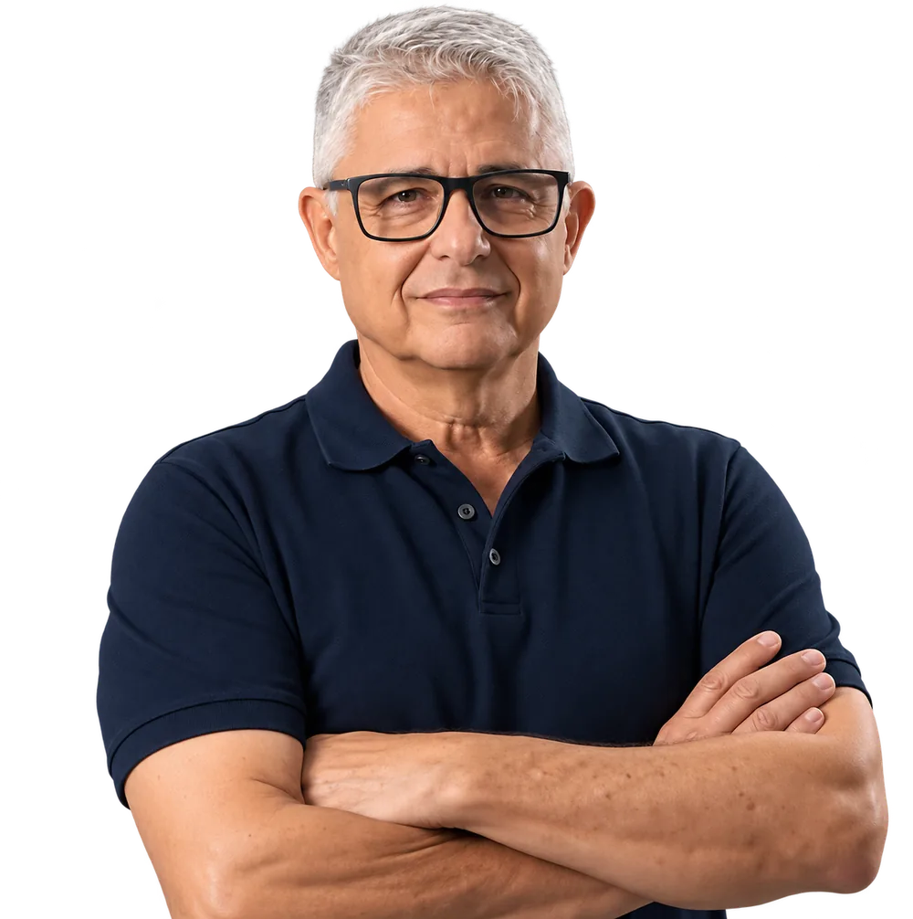 Prof. Gildson Dantas, de camisa polo azul-marinho e braços cruzados, sorrindo para a câmera